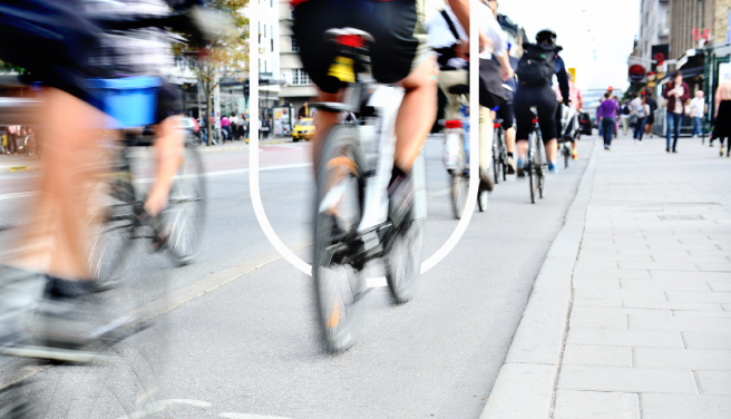 Cuando andamos en bicicleta ejercitamos el cuerpo y cuidamos el medioambiente.